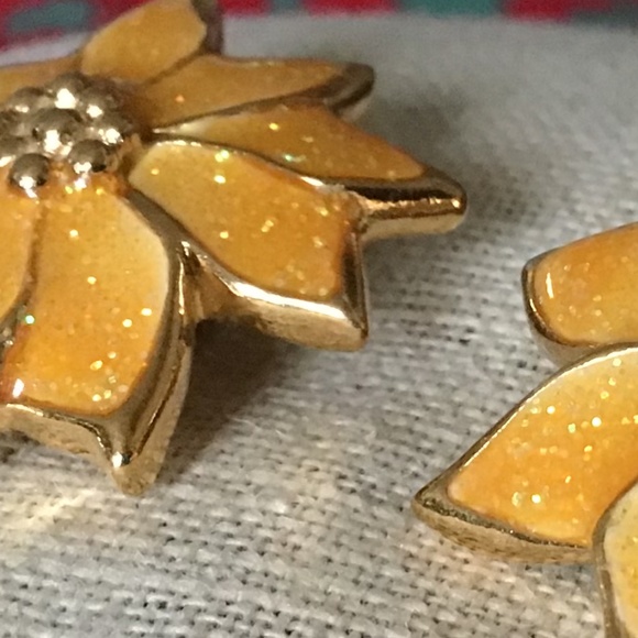 Vintage Avon Poinsettia Earrings Gold Tone Glitter Enameled Pierced Signed - Picture 3 of 11